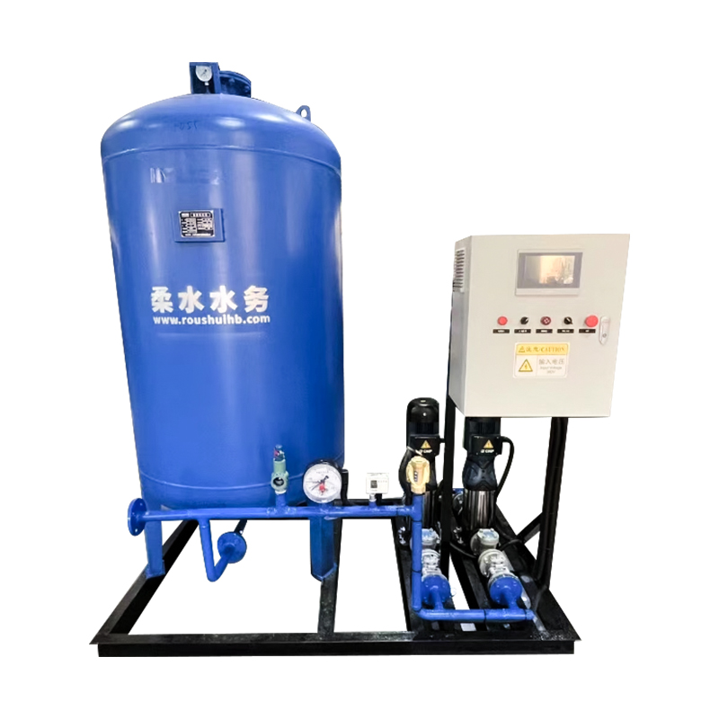 Constante drukwatervoorziening apparatuur met pomp- en uitbreidingstank