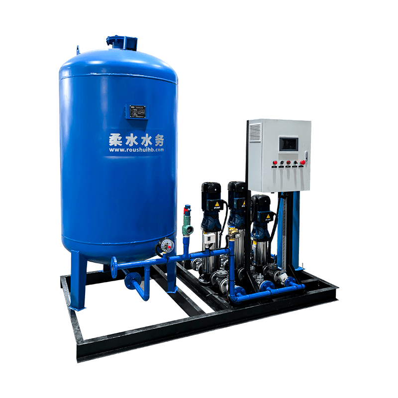Constante drukwatervoorziening apparatuur met pomp- en uitbreidingstank